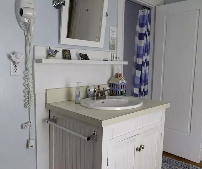 Clary Lake Bed And Breakfast