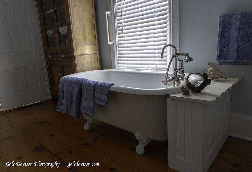 Clary Lake Bed And Breakfast