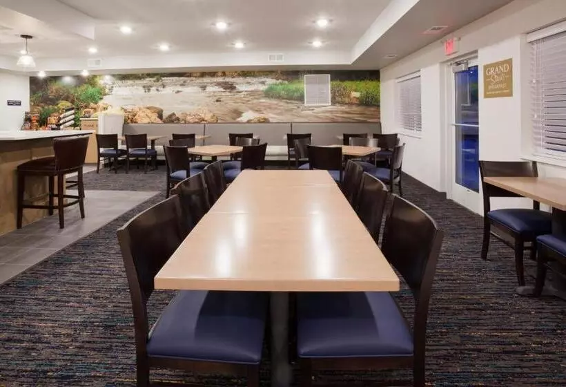 Grandstay Hotel & Suites