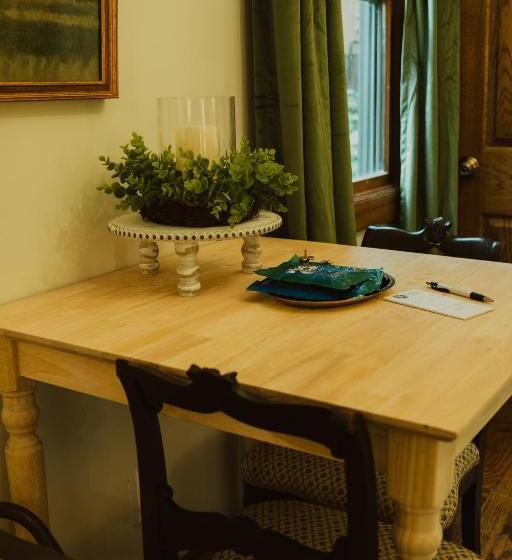 منتجع Landoll's Mohican Castle