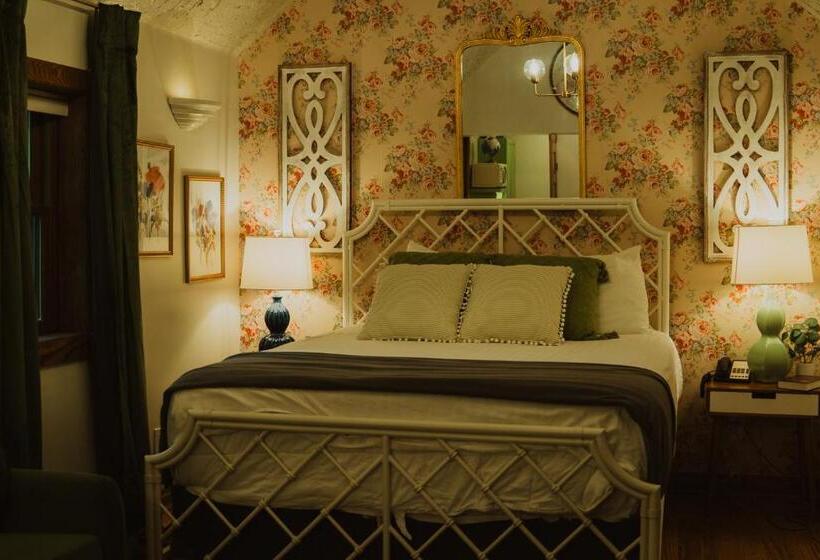 منتجع Landoll's Mohican Castle