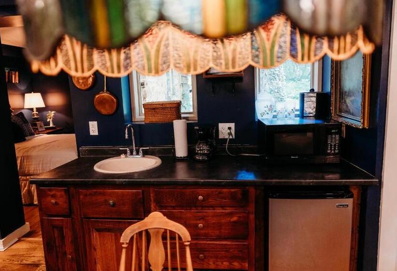 منتجع Landoll's Mohican Castle