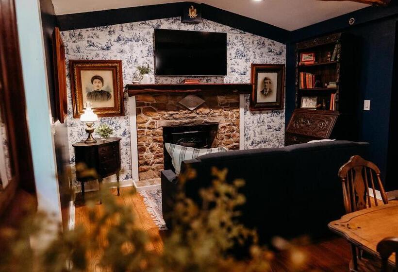 منتجع Landoll's Mohican Castle