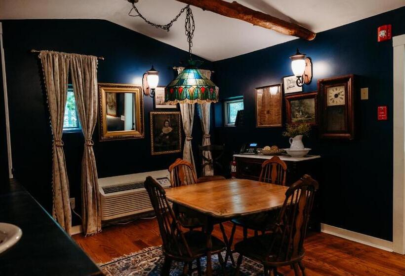 منتجع Landoll's Mohican Castle