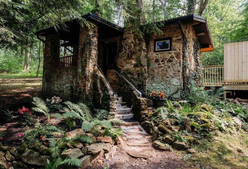 منتجع Landoll's Mohican Castle