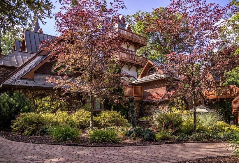 منتجع Landoll's Mohican Castle