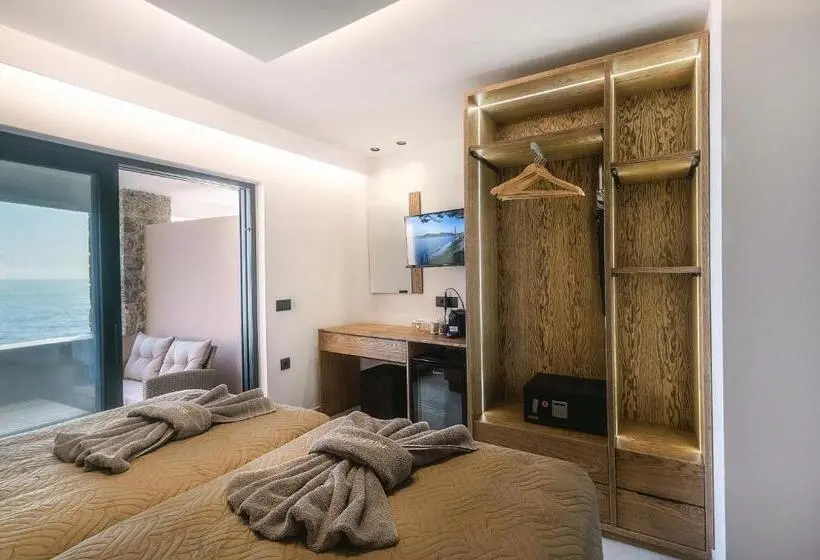 Hotelli Black Rocks Beach Resort