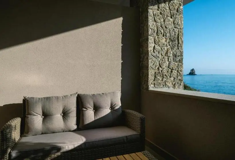 Hotelli Black Rocks Beach Resort