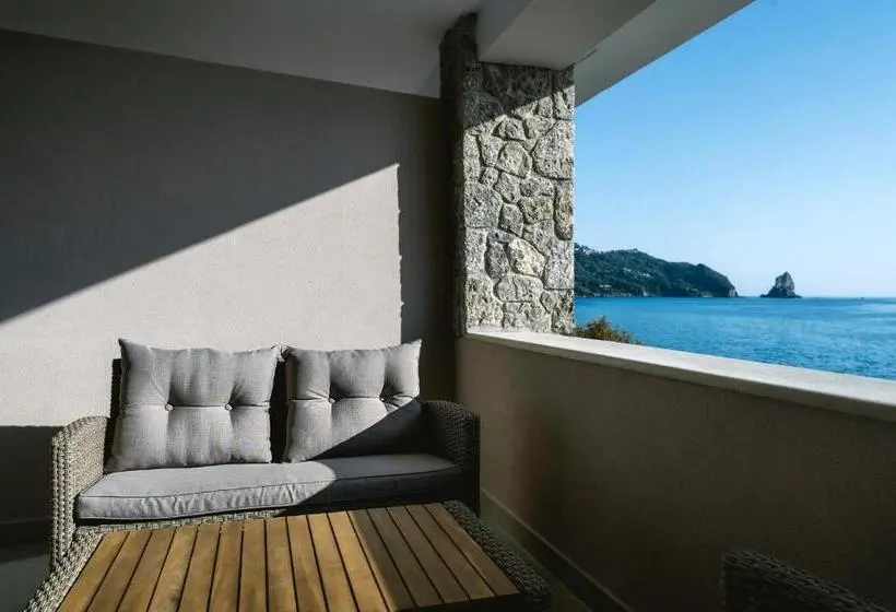Hotelli Black Rocks Beach Resort