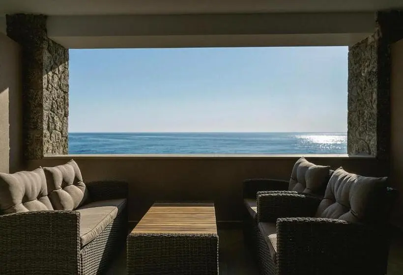 Hotelli Black Rocks Beach Resort