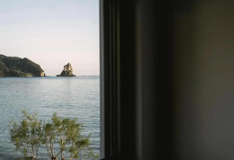 Hotelli Black Rocks Beach Resort