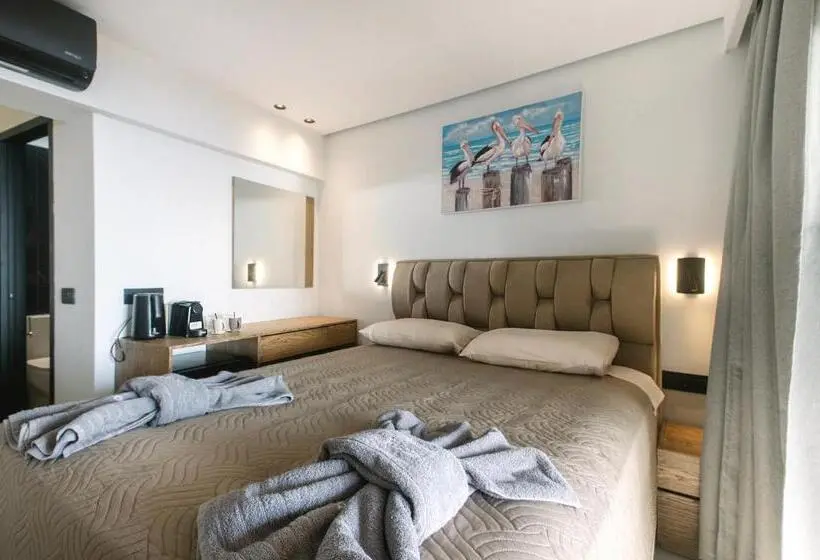 Hotelli Black Rocks Beach Resort