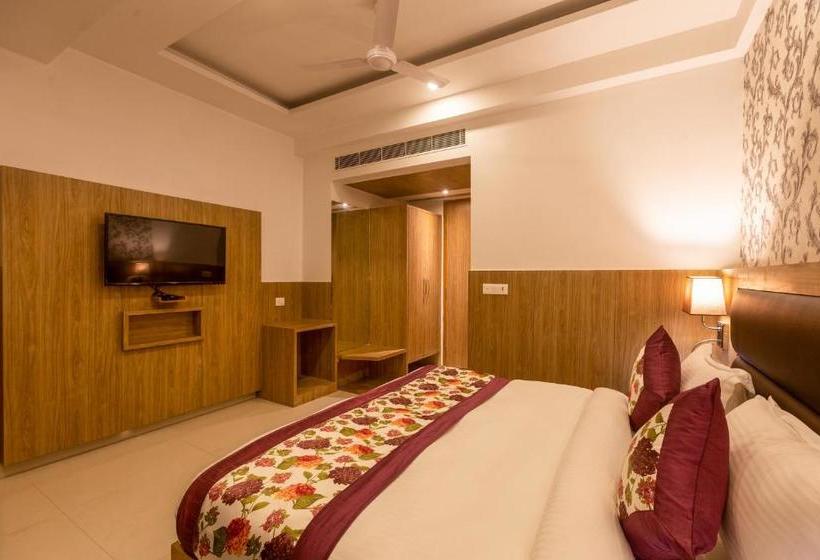 Отель Staybook Rove New Delhi Airport