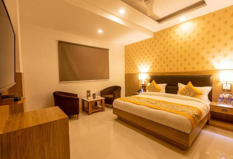 Отель Staybook Rove New Delhi Airport