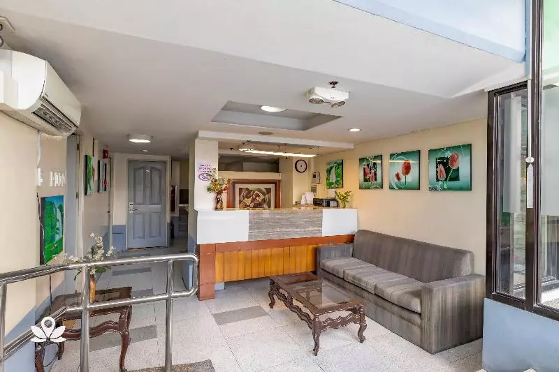 ホテル Zen Rooms Korner  Qc