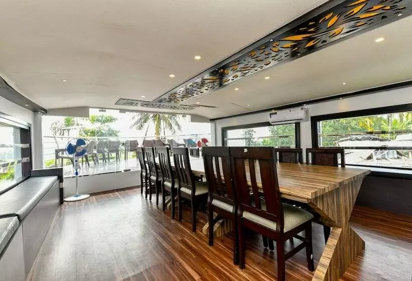 ホテル Oyo 23434 Royal Palace 4bhk Premium Houseboat