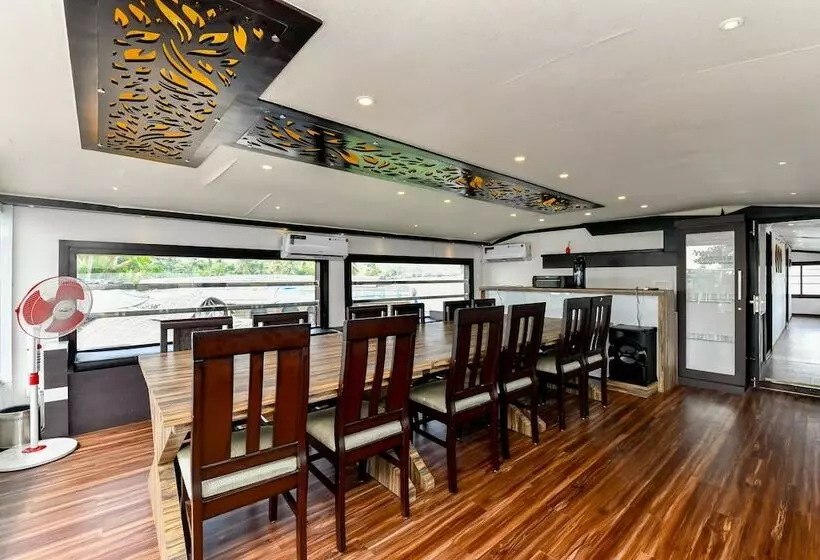 ホテル Oyo 23434 Royal Palace 4bhk Premium Houseboat