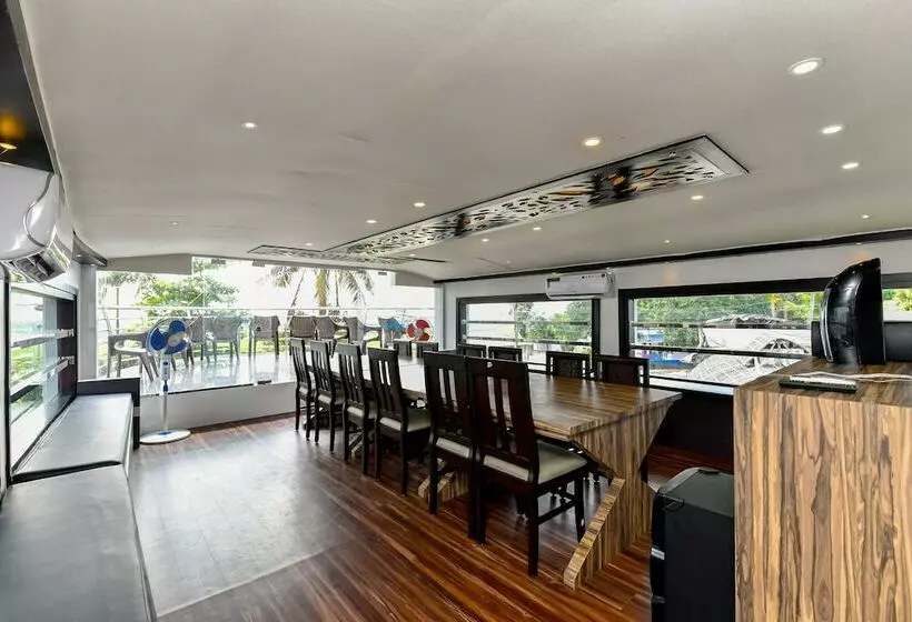 ホテル Oyo 23434 Royal Palace 4bhk Premium Houseboat