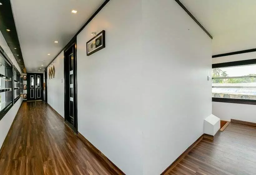 ホテル Oyo 23434 Royal Palace 4bhk Premium Houseboat