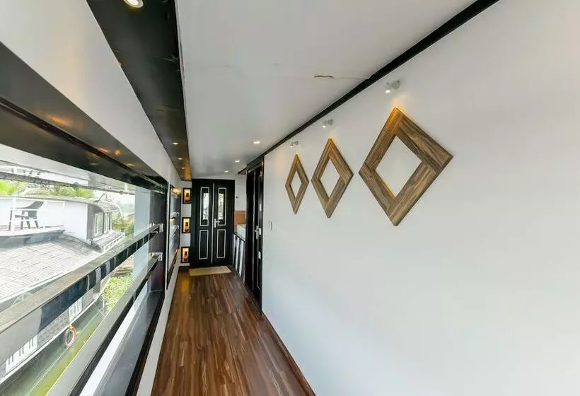 ホテル Oyo 23434 Royal Palace 4bhk Premium Houseboat