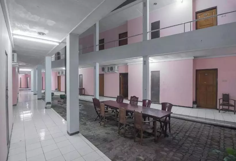 ホテル Reddoorz Syariah Near Taman Wisata Matahari