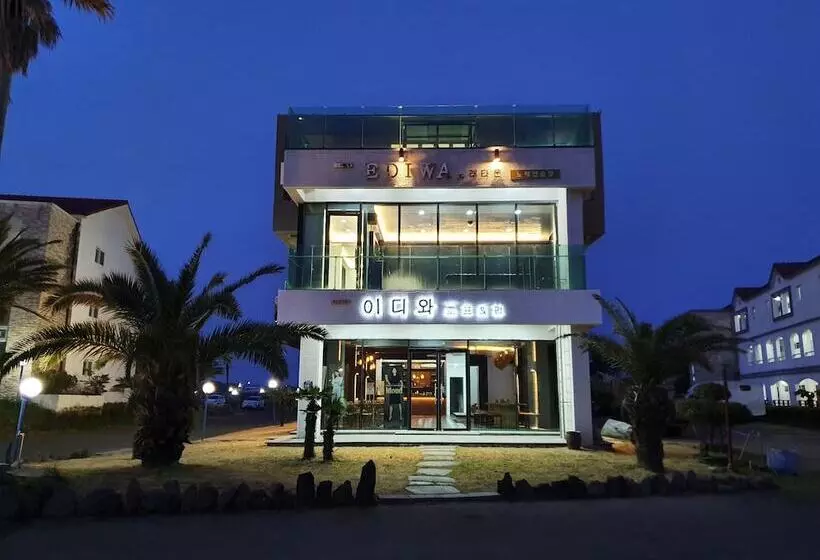 Lomakeskus Memoria Pool Villa Family Pension