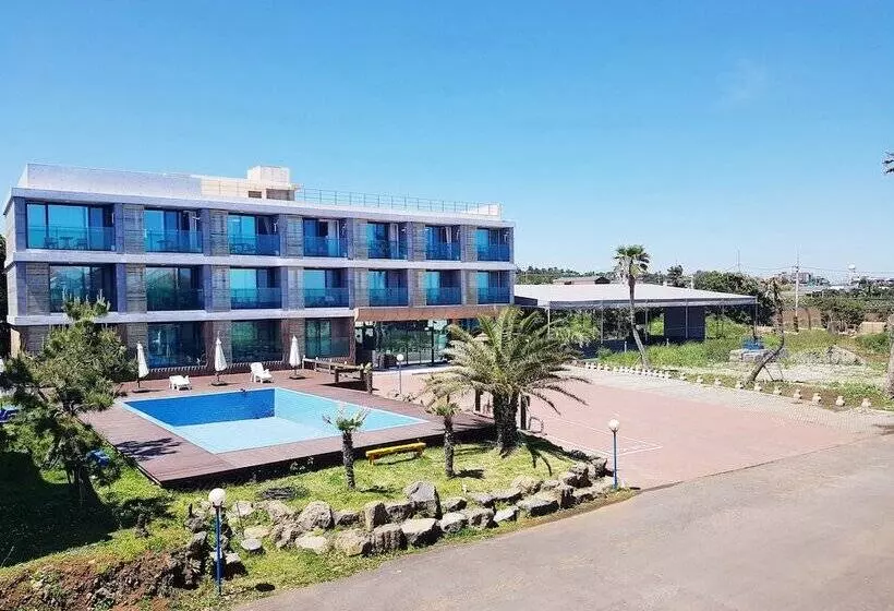 Lomakeskus Memoria Pool Villa Family Pension