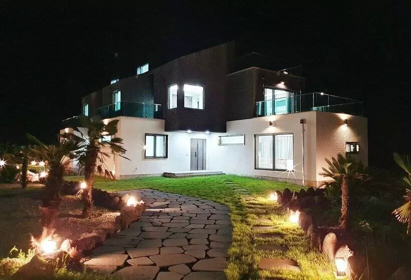 Lomakeskus Memoria Pool Villa Family Pension