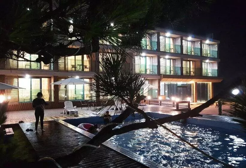Lomakeskus Memoria Pool Villa Family Pension