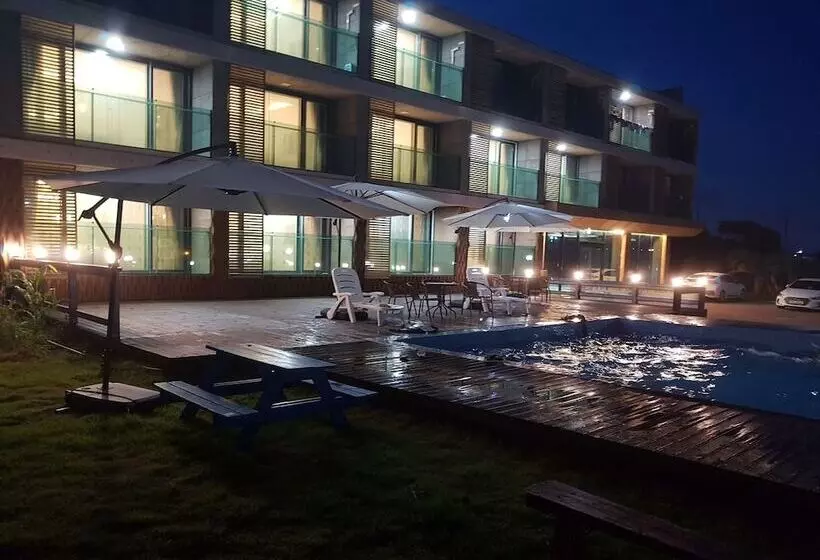 Lomakeskus Memoria Pool Villa Family Pension