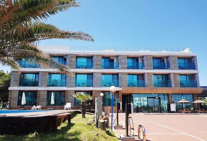 Lomakeskus Memoria Pool Villa Family Pension