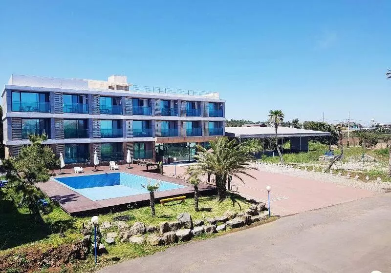 Lomakeskus Memoria Pool Villa Family Pension