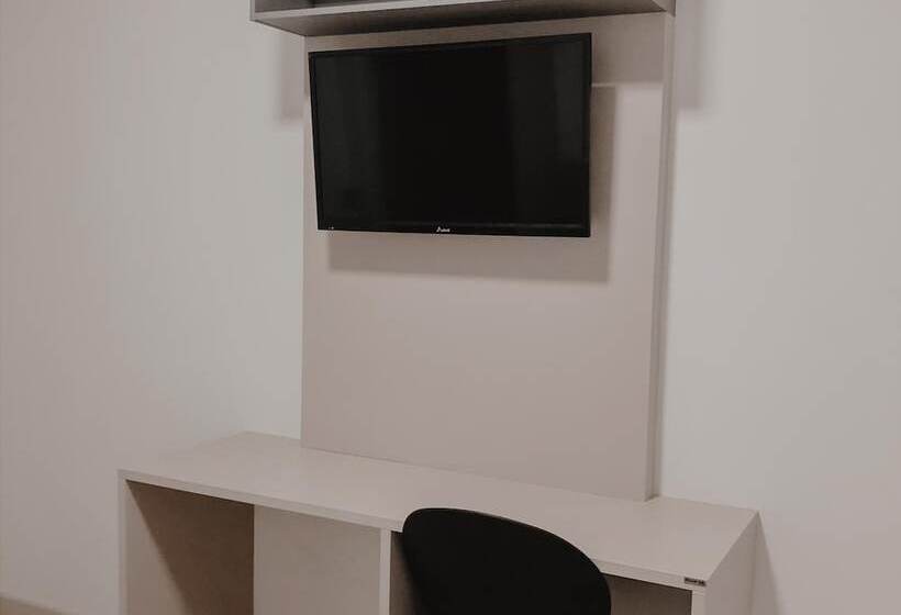 בית מלון כפרי Petri Plaza