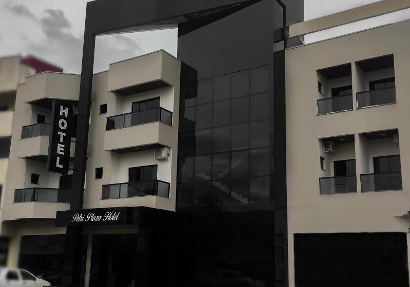 בית מלון כפרי Petri Plaza