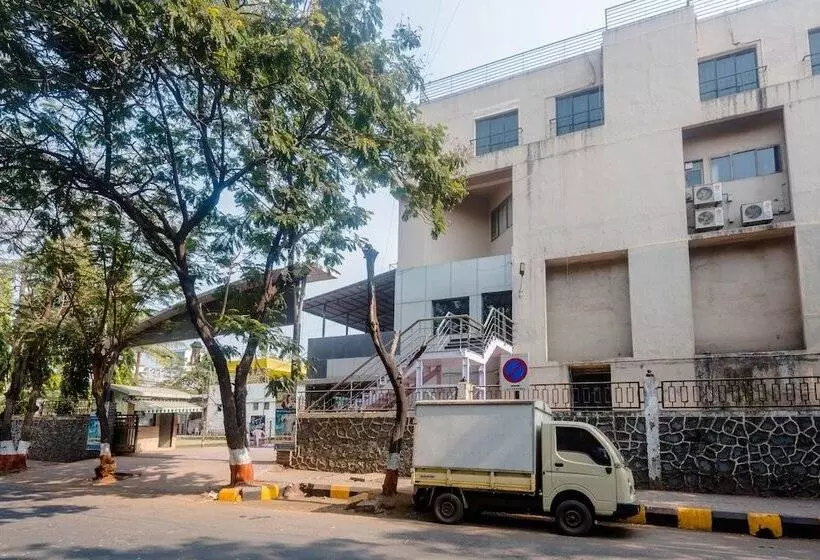 ホテル Oyo 26750 Vashi Gymkhana