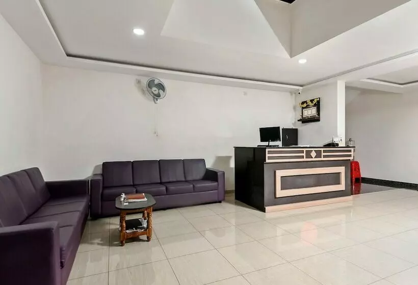 ホテル Oyo 23999 Samruddhi Lodge