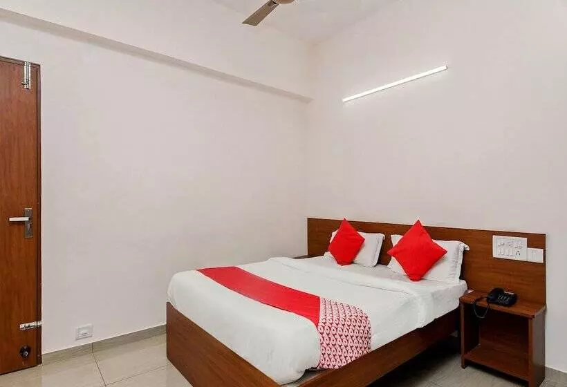 ホテル Oyo 23999 Samruddhi Lodge