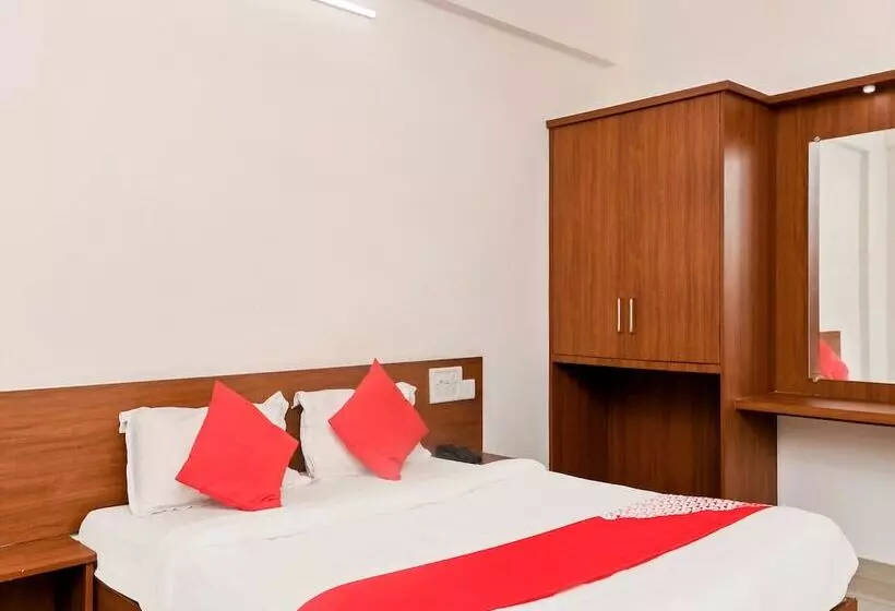 ホテル Oyo 23999 Samruddhi Lodge