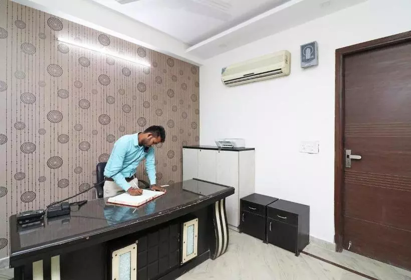 ホテル Oyo 24283 Royal Rahul Residency