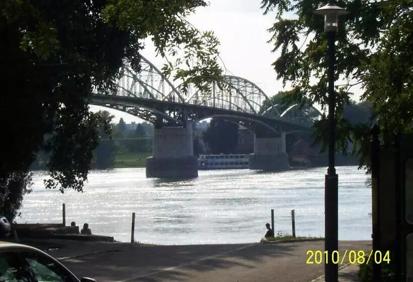 ホテル Ubytovanie Danube