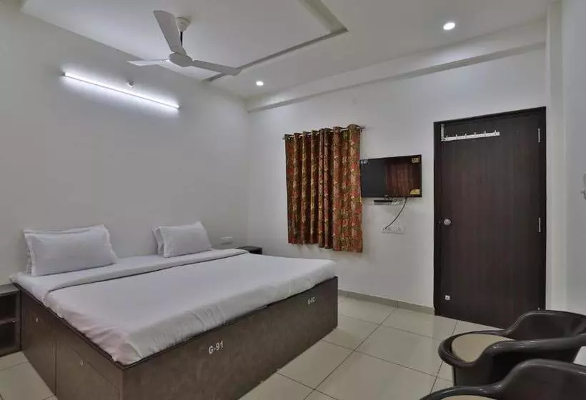 Spot On 38154 Shakti Hostel &