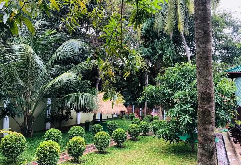 Hotelli River Front