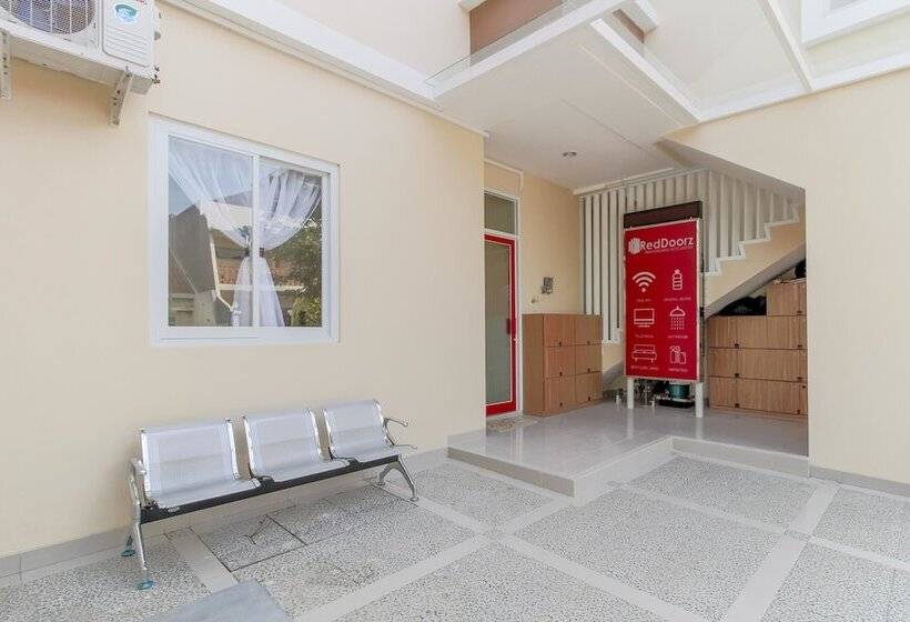 بنسيون Reddoorz Near Soekarno Hatta Airport