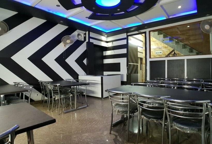 Отель Oyo 30576 Satyam Regency