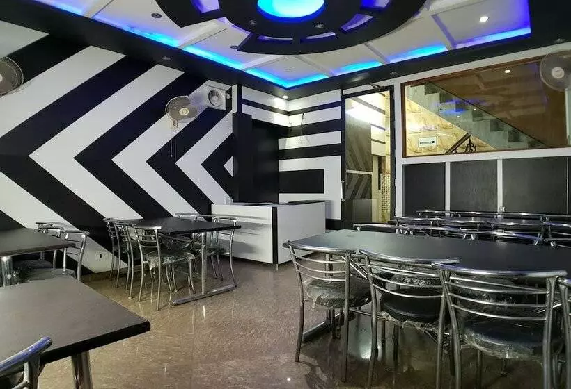 Hotelli Oyo 30576 Satyam Regency