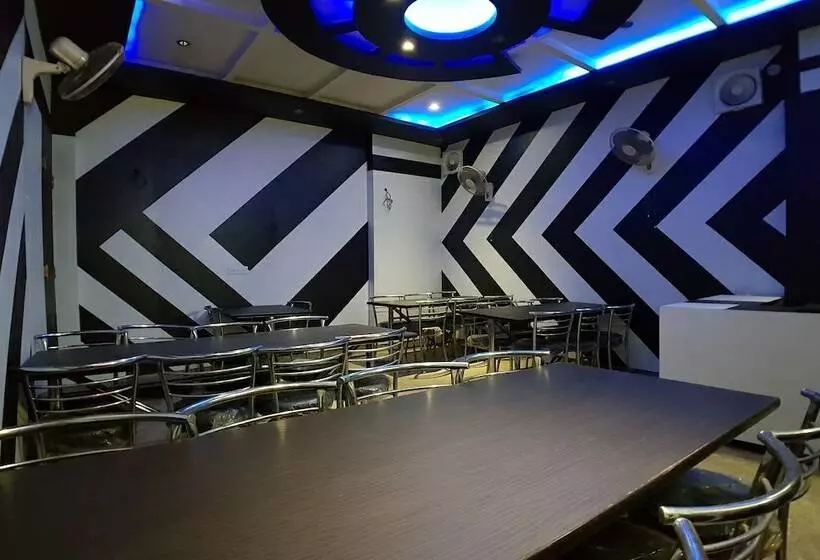 Hotelli Oyo 30576 Satyam Regency