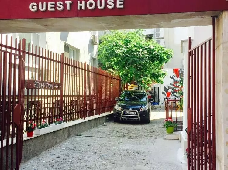 پانسیون Skyler Guest House