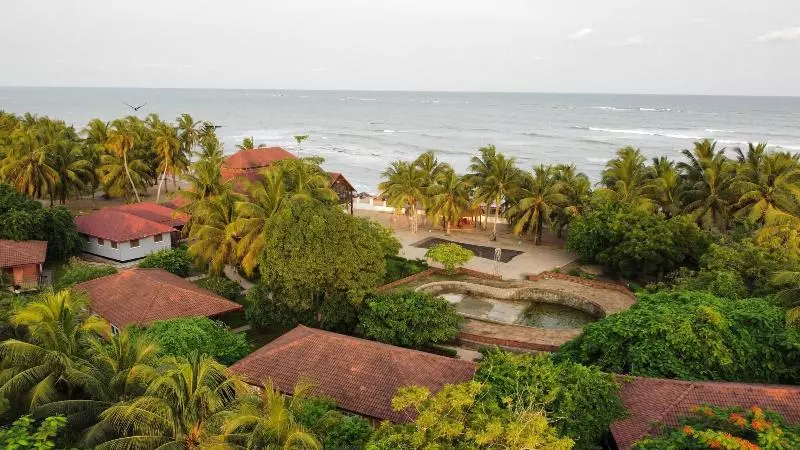 Hotelli Charlestina Beach Resort