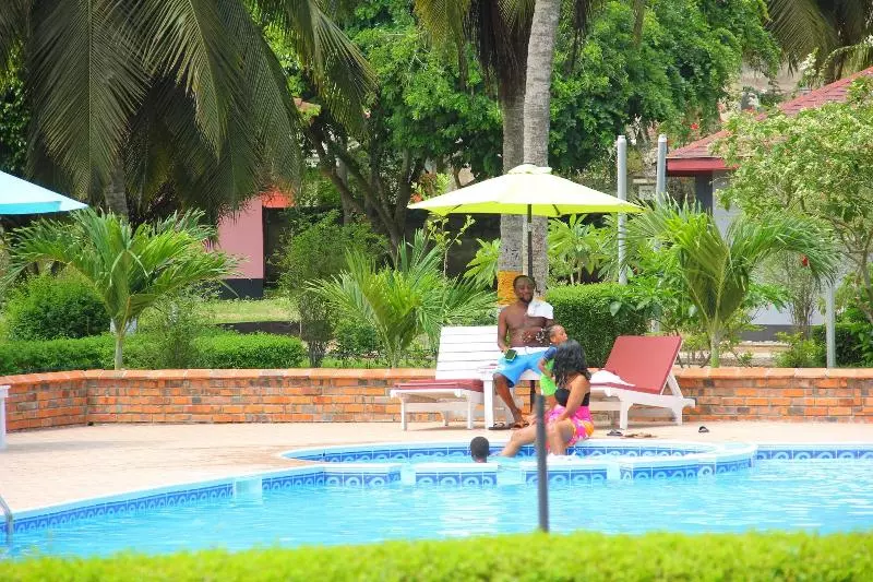 Hotelli Charlestina Beach Resort