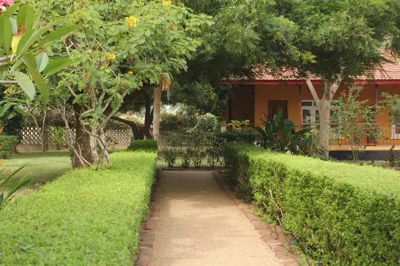 Hotelli Charlestina Beach Resort